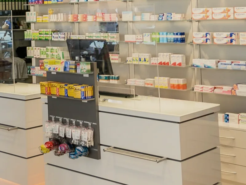 Comptoir et rayonnages d'une officine de pharmacie